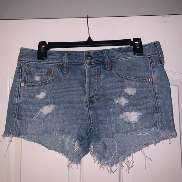 Abercrombie & Fitch Low Rise Light Wash Denim Shorts - Picture 1 of 3